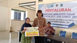 PEMERINTAH KALURAHAN KENTENG MENYERAHKAN BLT DANA DESA TAHAP KE-11 BULAN NOVEMBER TA. 2025 